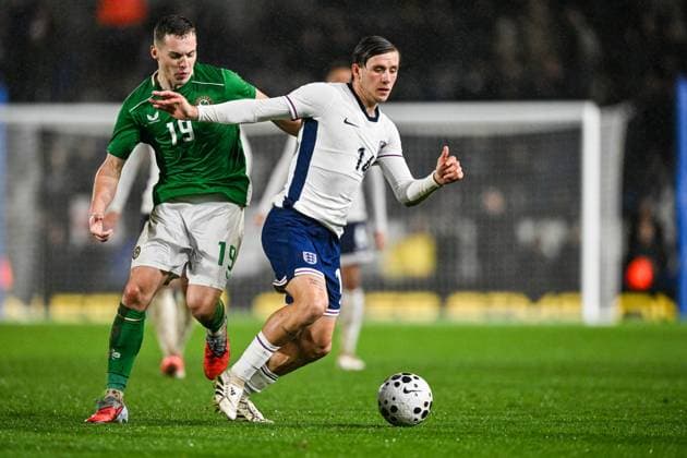 14th November 2025; St Andrews, Birmingham, Midlands, England; UEFA European Under 21 Championship Qualifying, England versus Republic of Ireland; Sydie Peck of England U21, U 21 runs with the ball under pressure from Darius Lipsiuc of Ireland U21  GodfreyxPitt