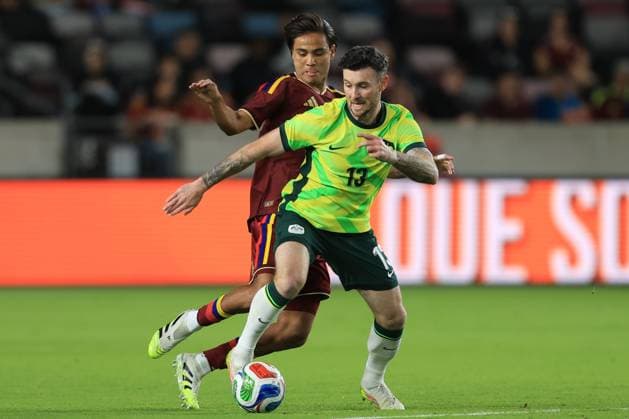 Telasco Segovia (Back) of Venezuela vies for the ball with Aiden O Neill of Australia during a friendly match between the national teams of Venezuela and Australia at Shell Energy Stadium in Houston United States, 14 November 2025. International Friendly, Länderspiel, Nationalmannschaft Venezuela vs. Australia !ACHTUNG: NUR REDAKTIONELLE NUTZUNG!  Copyright: xCarlosxRamirezx AMDEP9195 20251115-55018543274_1