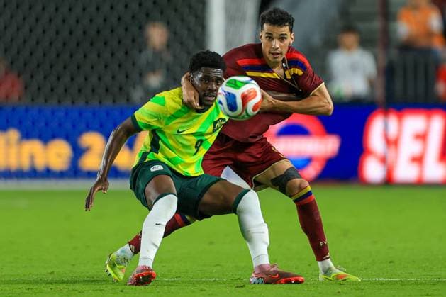 Teo Quintero (R) of Venezuela vies for the ball with Mohamed Toure of Australia during a friendly match between the national teams of Venezuela and Australia at Shell Energy Stadium in Houston United States, 14 November 2025. International Friendly, Länderspiel, Nationalmannschaft Venezuela vs. Australia !ACHTUNG: NUR REDAKTIONELLE NUTZUNG!  Copyright: xCarlosxRamirezx AMDEP9206 20251115-55018543279_1