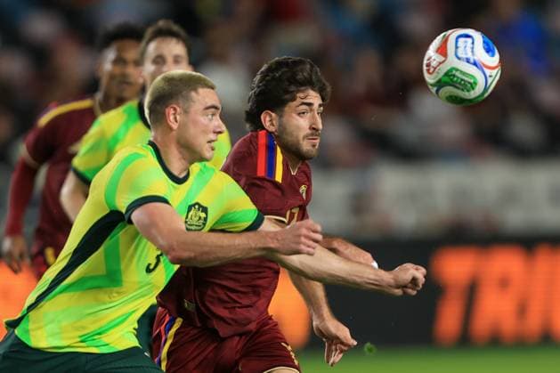 Matias Lacava (R) of Venezuela vies for the ball with Lewis Miller of Australia during a friendly match between the national teams of Venezuela and Australia at Shell Energy Stadium in Houston United States, 14 November 2025. International Friendly, Länderspiel, Nationalmannschaft Venezuela vs. Australia !ACHTUNG: NUR REDAKTIONELLE NUTZUNG!  Copyright: xCarlosxRamirezx AMDEP9212 20251115-55018543281_1