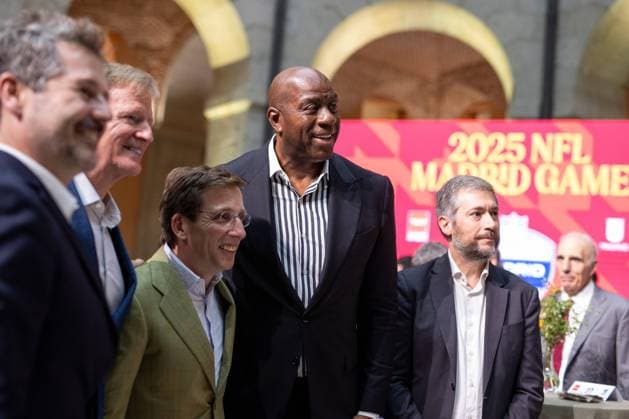 November 14, 2025, Madrid, Spain: The Mayor of Madrid, Josà Luis Martinez-Almeida CL, poses with former American basketball player Earvin Magic Johnson CR The Community of Madrid received representatives of the National Football League NFL, American Football Herren, USA the American football league, at the Royal Post Office, the seat of the regional government, on the occasion of the game that will pit the Miami Dolphins against the Washington Commanders this Sunday at the Santiago Bernabà u stadium in the Spanish capital. Madrid Spain - ZUMAs197 20251114_aaa_s197_123 Copyright: xDavidxCanalesx Madrid Spain - ZUMA0840 20251114_aaa_s197_123 Copyright: xIMAGO DavidxCanalesx