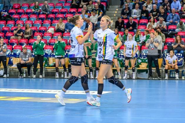 Handball Frauen EHF European League Women Qualifikationsrunde 3 Saison 2025 2026 VfL Oldenburg vs. HC Dalmatinka Ploce 14.11.2025 Marie Steffen (14, VfL Oldenburg) und Lisa Borutta (2, VfL Oldenburg) klatschen ab, Freude, Emotionen
