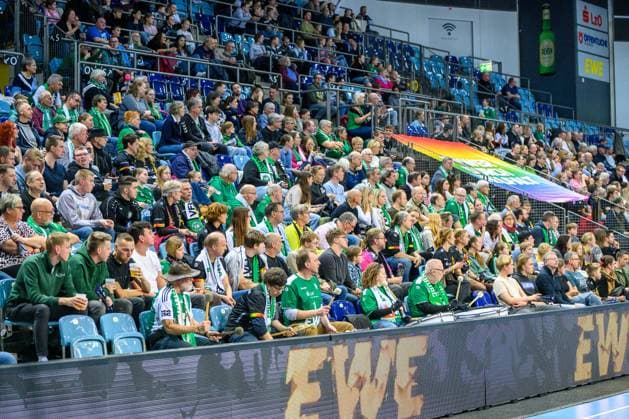 Handball Frauen EHF European League Women Qualifikationsrunde 3 Saison 2025 2026 VfL Oldenburg vs. HC Dalmatinka Ploce 14.11.2025 Tribühne, Fans des VfL Oldenburg