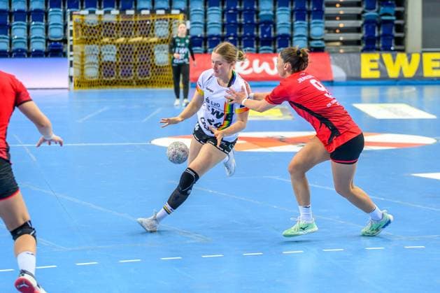 Handball Frauen EHF European League Women Qualifikationsrunde 3 Saison 2025 2026 VfL Oldenburg vs. HC Dalmatinka Ploce 14.11.2025 Laurentia Wolff (24, VfL Oldenburg) im Duell mit Antea Jerkovic (9, HC Dalmatinka Ploce)