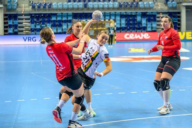 Handball Frauen EHF European League Women Qualifikationsrunde 3 Saison 2025 2026 VfL Oldenburg vs. HC Dalmatinka Ploce 14.11.2025 Joanna Granicka (21, VfL Oldenburg) setzt sich durch
