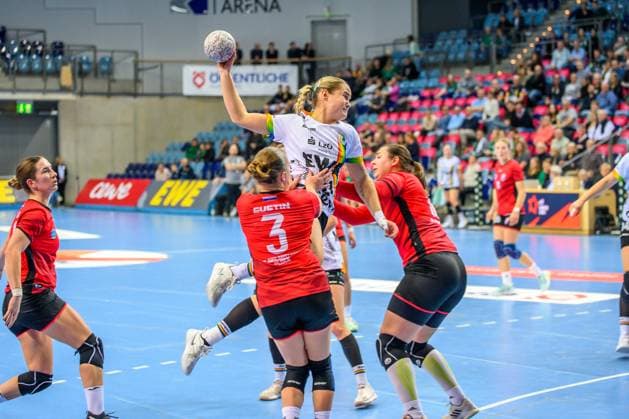 Handball Frauen EHF European League Women Qualifikationsrunde 3 Saison 2025 2026 VfL Oldenburg vs. HC Dalmatinka Ploce 14.11.2025 Joanna Granicka (21, VfL Oldenburg) setzt sich durch