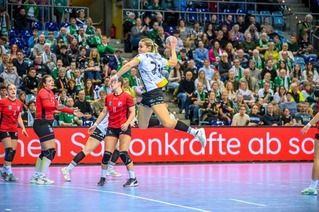 Handball Frauen EHF European League Women Qualifikationsrunde 3 Saison 2025 2026 VfL Oldenburg vs. HC Dalmatinka Ploce 14.11.2025 Joanna Granicka (21, VfL Oldenburg) im Sprung, Wurf