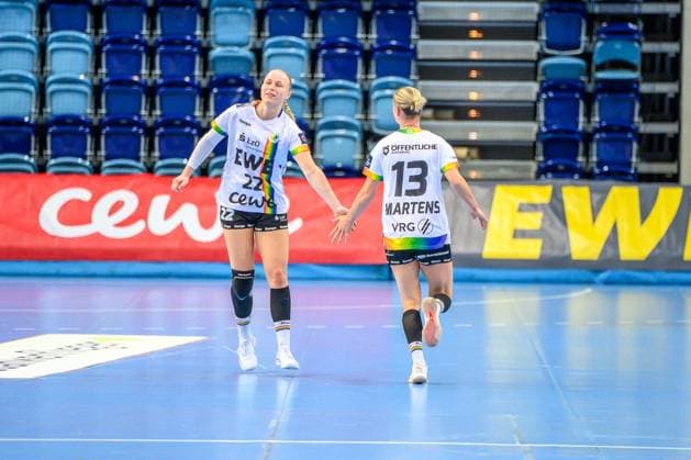 Handball Frauen EHF European League Women Qualifikationsrunde 3 Saison 2025 2026 VfL Oldenburg vs. HC Dalmatinka Ploce 14.11.2025 Lotta Röpcke (22, VfL Oldenburg) und klatschen ab