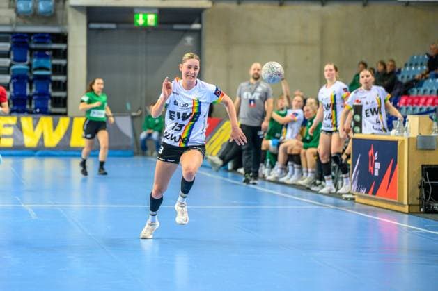 Handball Frauen EHF European League Women Qualifikationsrunde 3 Saison 2025 2026 VfL Oldenburg vs. HC Dalmatinka Ploce 14.11.2025 Janne Martens (13, VfL Oldenburg) im Sprint um den Ball, Action