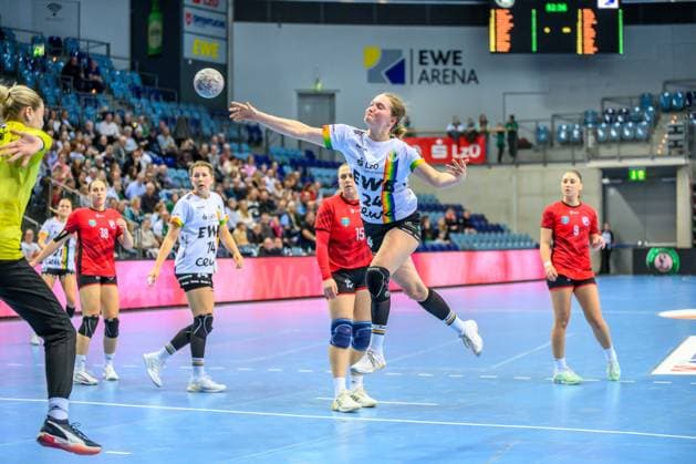 Handball Frauen EHF European League Women Qualifikationsrunde 3 Saison 2025 2026 VfL Oldenburg vs. HC Dalmatinka Ploce 14.11.2025 Laurentia Wolff (24, VfL Oldenburg) beim Wurf, Sprung