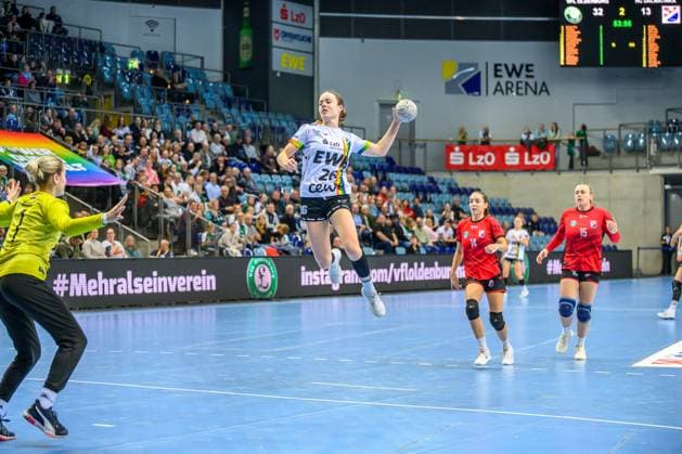 Handball Frauen EHF European League Women Qualifikationsrunde 3 Saison 2025 2026 VfL Oldenburg vs. HC Dalmatinka Ploce 14.11.2025 Pam Korsten (26, VfL Oldenburg) im Sprung, Wurf