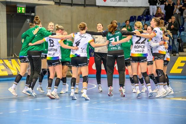 Handball Frauen EHF European League Women Qualifikationsrunde 3 Saison 2025 2026 VfL Oldenburg vs. HC Dalmatinka Ploce 14.11.2025 Freude über den Sieg, die Mannschaft des VfL Oldenburg