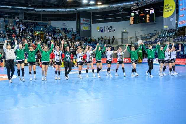 Handball Frauen EHF European League Women Qualifikationsrunde 3 Saison 2025 2026 VfL Oldenburg vs. HC Dalmatinka Ploce 14.11.2025 Die Mannschaft des VfL Oldenburg bedankt sich bei den Fans