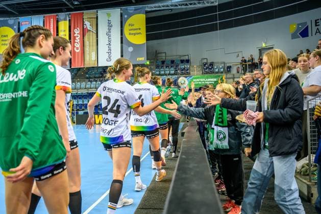 Handball Frauen EHF European League Women Qualifikationsrunde 3 Saison 2025 2026 VfL Oldenburg vs. HC Dalmatinka Ploce 14.11.2025 Laurentia Wolff (24, VfL Oldenburg) klatscht nach dem Sieg mit Fans ab