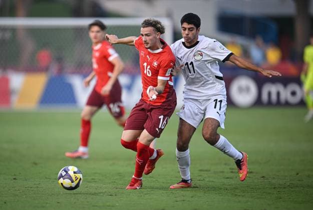 Fussball, Junioren U 17 WM 2025 Doha Katar Sechzehntelfinal 14.11.2025 Spiel 80 Schweiz - Aegypten Marco Correia (li, Schweiz) gegen Yassin Hossam (re, Aegypten)