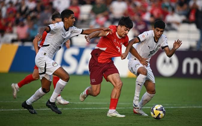Fussball, Junioren U 17 WM 2025 Doha Katar Sechzehntelfinal 14.11.2025 Spiel 80 Schweiz - Aegypten Nevio Scherrer (Mitte, Schweiz) gegen Ibrahim Elnagaawy (re, Aegypten) und Nour Ashraf (li, Aegypten)