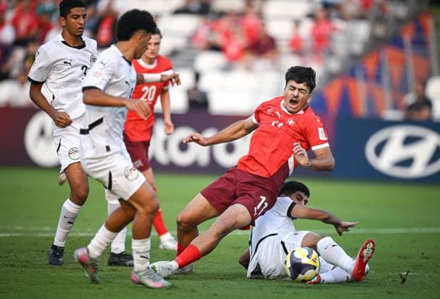 Fussball, Junioren U 17 WM 2025 Doha Katar Sechzehntelfinal 14.11.2025 Spiel 80 Schweiz - Aegypten Nevio Scherrer (2.v.re, Schweiz) gegen Ibrahim Elnagaawy (re, Aegypten)