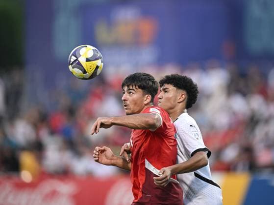Fussball, Junioren U 17 WM 2025 Doha Katar Sechzehntelfinal 14.11.2025 Spiel 80 Schweiz - Aegypten Nevio Scherrer (li, Schweiz) gegen Hamza Eldegawy (re, Aegypten)
