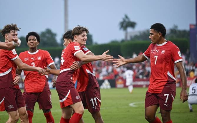 Fussball, Junioren U 17 WM 2025 Doha Katar Sechzehntelfinal 14.11.2025 Spiel 80 Schweiz - Aegypten TEAMJUBEL Schweiz nach dem Tor zum 2-0 Gil Zufferey, Olivier Mambwa , Erblin Sadikaj, Nevio Scherrer und Giacomo Koloto (v.li.)