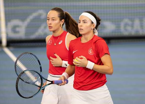 Billie Jean King Cup 2025 Play-Offs, TC Ismaning, Muenchen, Deutschland, Team Turkiye, Damen Doppel, Women s Doubles, Doppel, Zeynep Sonmez, Ayla Aksu (Bandana) Tennis - Billie Jean King Cup 2025 - ITF Billie Jean King Cup - TC Ismaning - Ismaning - Bayern - Deutschland - 14 November 2025. Copyright: xJuergenxHasenkopfx