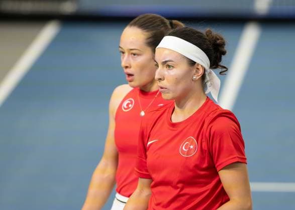 Billie Jean King Cup 2025 Play-Offs, TC Ismaning, Muenchen, Deutschland, Team Turkiye, Damen Doppel, Women s Doubles, Doppel, Zeynep Sonmez, Ayla Aksu (Bandana) Tennis - Billie Jean King Cup 2025 - ITF Billie Jean King Cup - TC Ismaning - Ismaning - Bayern - Deutschland - 14 November 2025. Copyright: xJuergenxHasenkopfx