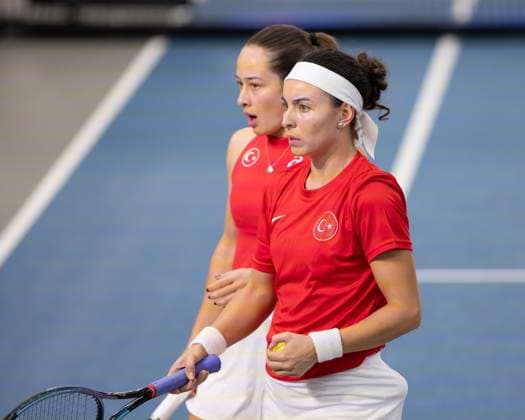 Billie Jean King Cup 2025 Play-Offs, TC Ismaning, Muenchen, Deutschland, Team Turkiye, Damen Doppel, Women s Doubles, Doppel, Zeynep Sonmez, Ayla Aksu (Bandana) Tennis - Billie Jean King Cup 2025 - ITF Billie Jean King Cup - TC Ismaning - Ismaning - Bayern - Deutschland - 14 November 2025. Copyright: xJuergenxHasenkopfx