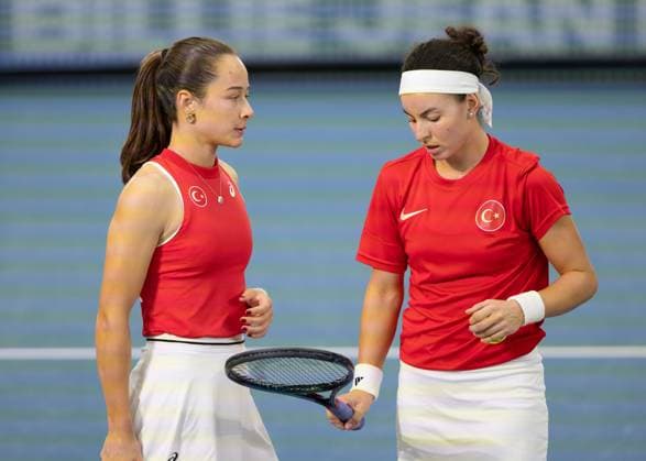 Billie Jean King Cup 2025 Play-Offs, TC Ismaning, Muenchen, Deutschland, Team Turkiye, Damen Doppel, Women s Doubles, Doppel, Zeynep Sonmez, Ayla Aksu (Bandana) Tennis - Billie Jean King Cup 2025 - ITF Billie Jean King Cup - TC Ismaning - Ismaning - Bayern - Deutschland - 14 November 2025. Copyright: xJuergenxHasenkopfx