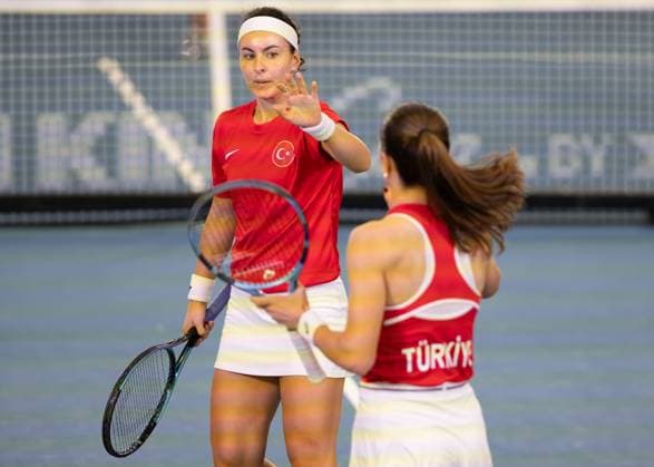 Billie Jean King Cup 2025 Play-Offs, TC Ismaning, Muenchen, Deutschland, Team Turkiye, Damen Doppel, Women s Doubles, Doppel, Zeynep Sonmez, Ayla Aksu (Bandana) Tennis - Billie Jean King Cup 2025 - ITF Billie Jean King Cup - TC Ismaning - Ismaning - Bayern - Deutschland - 14 November 2025. Copyright: xJuergenxHasenkopfx