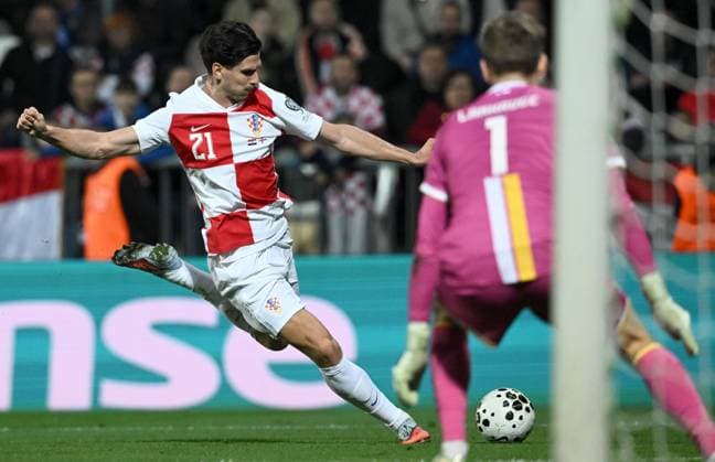(251115) -- RIJEKA, Nov. 15, 2025 -- Igor Matanovic (L) of Croatia shoots during the FIFA World Cup, WM, Weltmeisterschaft, Fussball 2026 qualifier match between Croatia and the Faroe Islands in Rijeka, Croatia, on Nov. 14, 2025. ( PIXSELL via Xinhua) (SP)CROATIA-RIJEKA-FOOTBALL-FIFA WORLD CUP-EUROPEAN QUALIFIER-CROATIA VS FAROE ISLANDS MarkoxLukunic 