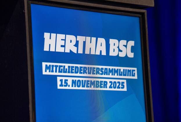 Fussball, Herren, Saison 2025 26, Hertha BSC, Ordentliche Mitgliederversammlung in der Messe Berlin, Schriftzug zur Mitgliederversammlung, 15.11. 2025,