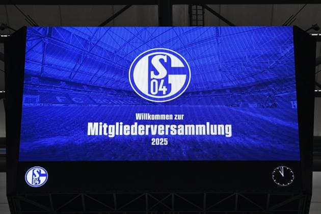 Fußball 2. Bundesliga Mitgliederversammlung des FC Schalke 04 am 15.11.2025 in der Veltins Arena in Gelsenkirchen Auf dem Videowürfel werden die Mitglieder zur Mitgliederversammlung 2025 begrüßt.