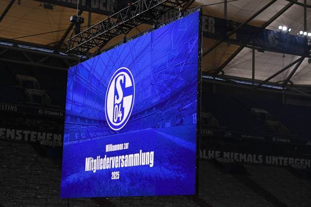 Fußball 2. Bundesliga Mitgliederversammlung des FC Schalke 04 am 15.11.2025 in der Veltins Arena in Gelsenkirchen Auf der Anzeigetafel werden die Mitglieder zur Mitgliederversammlung 2025 begrüßt.