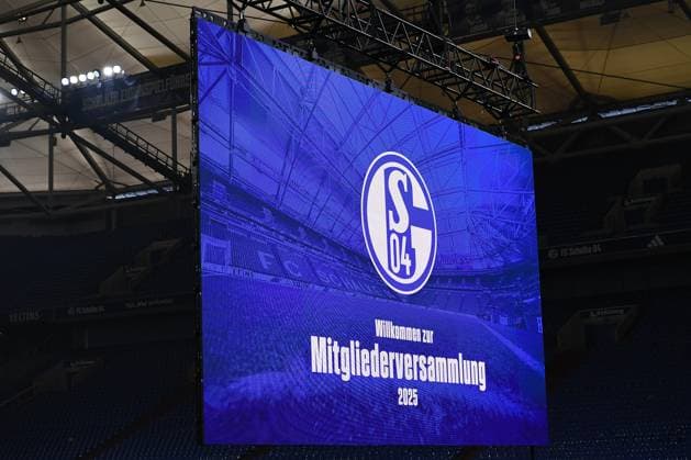 Fußball 2. Bundesliga Mitgliederversammlung des FC Schalke 04 am 15.11.2025 in der Veltins Arena in Gelsenkirchen Auf der Anzeigetafel werden die Mitglieder zur Mitgliederversammlung 2025 begrüßt.