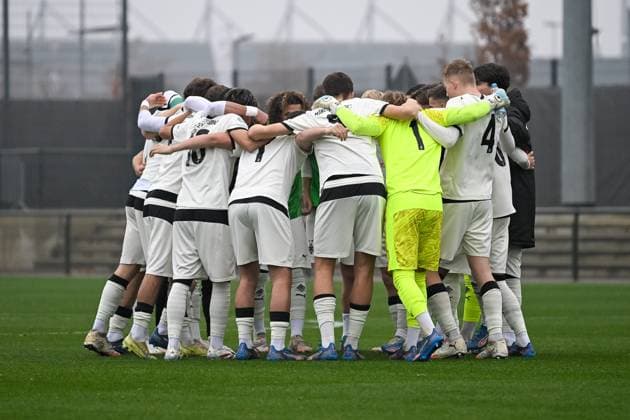 15.11.2025, Fussball: U17, U 17 DFB-Nachwuchsliga, Vorrunde, Gruppe G, Saison 2025 2026, Borussia Moenchengladbach - 1. FC Koeln im Fohlenstadion in Moenchengladbach. Die U17 bon Borussia motiviert sich noch einmal vor dem Anpfiff. Foto: Kirchner-Media Thomas Haesler Copyright: xKirchner-Media ThomasxHaeslerx