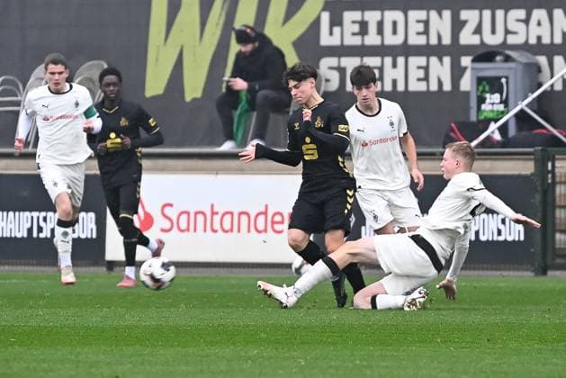 15.11.2025, Fussball: U17, U 17 DFB-Nachwuchsliga, Vorrunde, Gruppe G, Saison 2025 2026, Borussia Moenchengladbach - 1. FC Koeln im Fohlenstadion in Moenchengladbach. Zweikampf zwischen Luca Mijatovic (1. FC Koeln U17, 11) und Benno Giebeler (Borussia Moenchengladbach U17, 02). Foto: Kirchner-Media Thomas Haesler Copyright: xKirchner-Media ThomasxHaeslerx