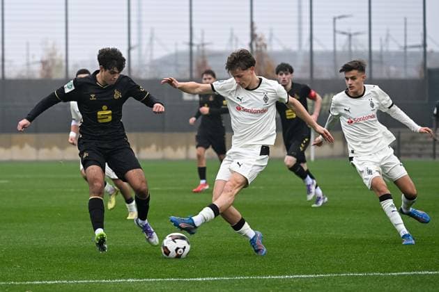 15.11.2025, Fussball: U17, U 17 DFB-Nachwuchsliga, Vorrunde, Gruppe G, Saison 2025 2026, Borussia Moenchengladbach - 1. FC Koeln im Fohlenstadion in Moenchengladbach. Zweikampf zwischen Jesse Ernst (Borussia Moenchengladbach U17, 03) und Jonas Kunstmann (1. FC Koeln U17, 02). Foto: Kirchner-Media Thomas Haesler Copyright: xKirchner-Media ThomasxHaeslerx