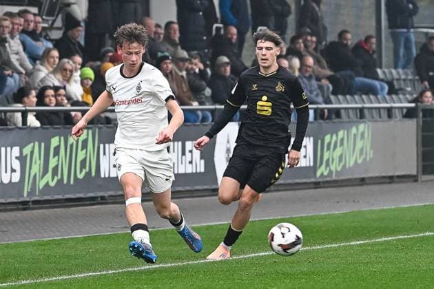 15.11.2025, Fussball: U17, U 17 DFB-Nachwuchsliga, Vorrunde, Gruppe G, Saison 2025 2026, Borussia Moenchengladbach - 1. FC Koeln im Fohlenstadion in Moenchengladbach. Zweikampf zwischen Jesse Ernst (Borussia Moenchengladbach U17, 03) und Luca Mijatovic (1. FC Koeln U17, 11). Foto: Kirchner-Media Thomas Haesler Copyright: xKirchner-Media ThomasxHaeslerx