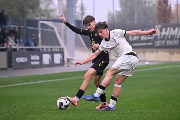 15.11.2025, Fussball: U17, U 17 DFB-Nachwuchsliga, Vorrunde, Gruppe G, Saison 2025 2026, Borussia Moenchengladbach - 1. FC Koeln im Fohlenstadion in Moenchengladbach. Zweikampf zwischen Luca Mijatovic (1. FC Koeln U17, 11)w und Jesse Ernst (Borussia Moenchengladbach U17, 03). Foto: Kirchner-Media Thomas Haesler Copyright: xKirchner-Media ThomasxHaeslerx