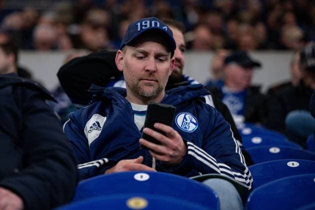 15.11.2025, Fussball, Testspiel, Saison 2025 2026, Mitgliederversammlung 2025 FC Schalke 04, Abstimmung auf dem Smartphone, xRHR-FOTO YYx Copyright: KROEGER RHR-FOTOx RHR-FOTO YY