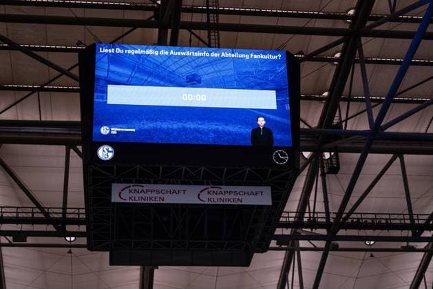 15.11.2025, Fussball, Testspiel, Saison 2025 2026, Mitgliederversammlung 2025 FC Schalke 04, Abstimmung auf dem Smartphone, Videowürfel zeigt die Zeit an, xRHR-FOTO YYx Copyright: KROEGER RHR-FOTOx RHR-FOTO YY