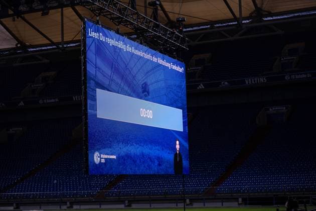 15.11.2025, Fussball, Testspiel, Saison 2025 2026, Mitgliederversammlung 2025 FC Schalke 04, Abstimmung auf dem Smartphone, Die Zeit wird auf Bildschirmen angezeigt. xRHR-FOTO YYx Copyright: KROEGER RHR-FOTOx RHR-FOTO YY