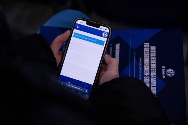 15.11.2025, Fussball, Testspiel, Saison 2025 2026, Mitgliederversammlung 2025 FC Schalke 04, Abstimmung auf dem Smartphone, xRHR-FOTO YYx Copyright: KROEGER RHR-FOTOx RHR-FOTO YY