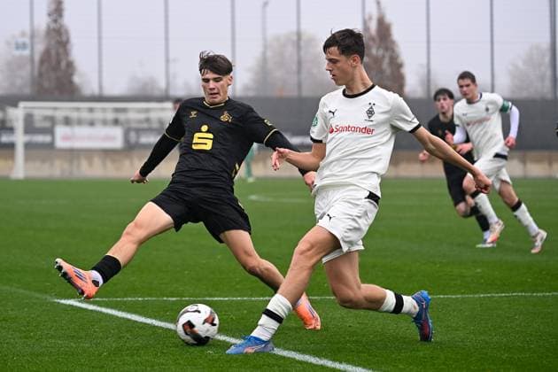 15.11.2025, Fussball: U17, U 17 DFB-Nachwuchsliga, Vorrunde, Gruppe G, Saison 2025 2026, Borussia Moenchengladbach - 1. FC Koeln im Fohlenstadion in Moenchengladbach. Zweikampf zwischen Kas Hendrix (Borussia Moenchengladbach U17, 05) und Luca Mijatovic (1. FC Koeln U17, 11). Foto: Kirchner-Media Thomas Haesler Copyright: xKirchner-Media ThomasxHaeslerx
