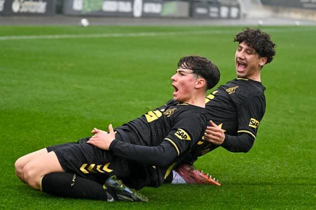 15.11.2025, Fussball: U17, U 17 DFB-Nachwuchsliga, Vorrunde, Gruppe G, Saison 2025 2026, Borussia Moenchengladbach - 1. FC Koeln im Fohlenstadion in Moenchengladbach. Emanuele Esposito (1. FC Koeln U17, 10) und Adel Alzabadi (1. FC Koeln U17, 07) bejubeln das Tor zum 1:1. Foto: Kirchner-Media Thomas Haesler Copyright: xKirchner-Media ThomasxHaeslerx