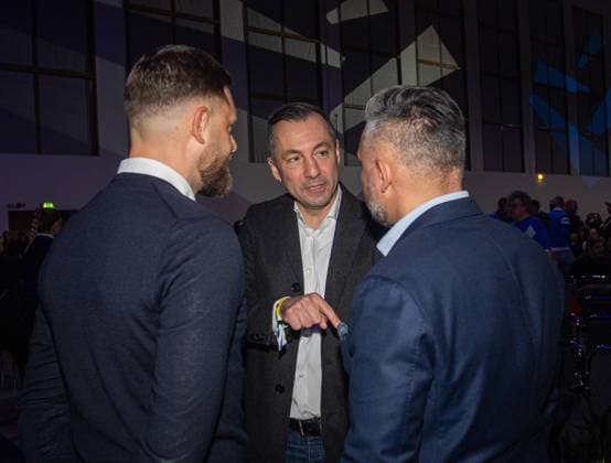 Fussball, Herren, Saison 2025 26, Hertha BSC, Ordentliche Mitgliederversammlung in der Messe Berlin, v.l. Präsidiumsmitglied Niklas Lohse, Geschäftsführer Ralf Huschen (Hertha BSC), Präsidiumsmitglied Ferhat Dogru, 15.11. 2025,