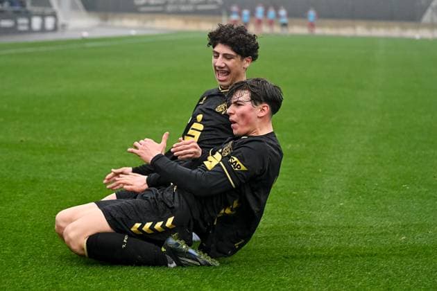 15.11.2025, Fussball: U17, U 17 DFB-Nachwuchsliga, Vorrunde, Gruppe G, Saison 2025 2026, Borussia Moenchengladbach - 1. FC Koeln im Fohlenstadion in Moenchengladbach. Adel Alzabadi (1. FC Koeln U17, 07) und Emanuele Esposito (1. FC Koeln U17, 10) bejubeln das Tor zum 1:1. Foto: Kirchner-Media Thomas Haesler Copyright: xKirchner-Media ThomasxHaeslerx