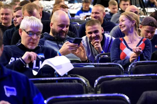 DEU, DFL, 2. FBL, Hertha BSC, Mitgliederversammlung, 15.11.2025, Messe Berlin, Berlin, DEU, DFL, 2. FBL, Hertha BSC, Mitgliederversammlung, im Bild Hertha-BSC Fans, Mitglieder DFL - regulations prohibit any use of Photographs as image sequences and or quasi-video