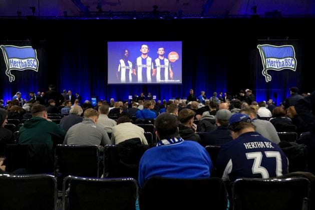 DEU, DFL, 2. FBL, Hertha BSC, Mitgliederversammlung, 15.11.2025, Messe Berlin, Berlin, DEU, DFL, 2. FBL, Hertha BSC, Mitgliederversammlung, im Bild Hertha-BSC Fans, Mitglieder, Hertha-Spielerkreis DFL - regulations prohibit any use of Photographs as image sequences and or quasi-video