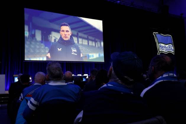 DEU, DFL, 2. FBL, Hertha BSC, Mitgliederversammlung, 15.11.2025, Messe Berlin, Berlin, DEU, DFL, 2. FBL, Hertha BSC, Mitgliederversammlung, im Bild Cheftrainer Stefan Leitl (Hertha BSC Berlin), Hertha-BSC Fans, Mitglieder DFL - regulations prohibit any use of Photographs as image sequences and or quasi-video