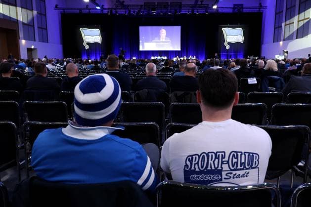 DEU, DFL, 2. FBL, Hertha BSC, Mitgliederversammlung, 15.11.2025, Messe Berlin, Berlin, DEU, DFL, 2. FBL, Hertha BSC, Mitgliederversammlung, im Bild Hertha-BSC Fans, Mitglieder DFL - regulations prohibit any use of Photographs as image sequences and or quasi-video